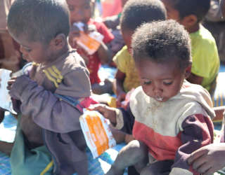 Untergewichtige und mangelernährte Kinder werden in einem Ernährungszentrum im Bezirk Ambovombe behandelt. Foto: WFP/Shelley Thakral