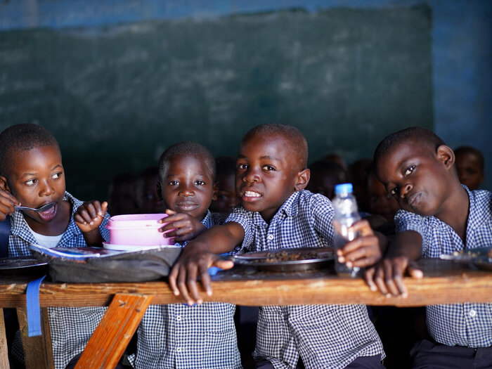 Vier Kinder sitzen in ihrem Klassenzimmer 
