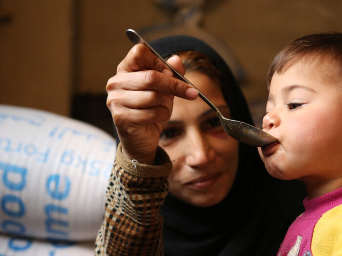Syrische Mutter füttert Kind